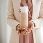 Biała wieczna róża brzoskwiniowy flowerbox VELVET MINI          