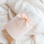 Białe wieczne róże brzoskwiniowy flowerbox VELVET S    